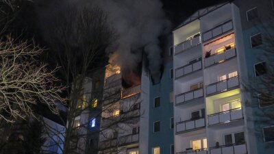 Nach Haus-Brand in Schneeberg: Mehrere Mieter müssen umziehen - Bei einem Wohnungsbrand in Schneeberg musste ein Wohnblock teilweise evakuiert werden.