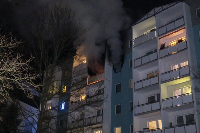 Nach Haus-Brand in Schneeberg: Mehrere Mieter müssen umziehen - Bei einem Wohnungsbrand in Schneeberg musste ein Wohnblock teilweise evakuiert werden.