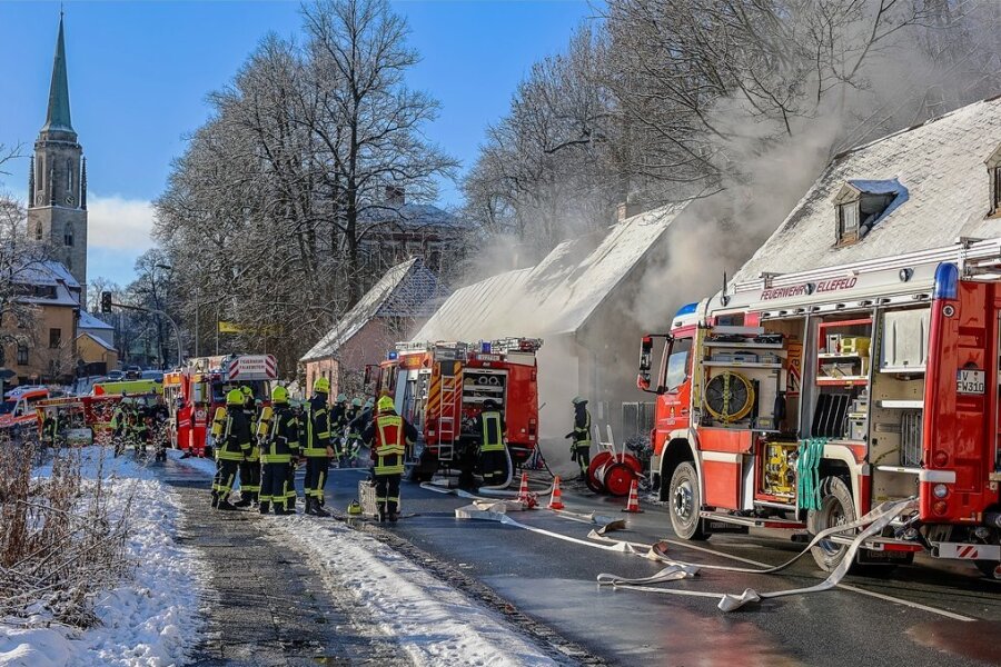 Nach Hausbrand in Falkenstein: Brandopfer in Notunterkunft - Die Auerbacher Straße musste für etwa eine Stunde voll gesperrt werden.