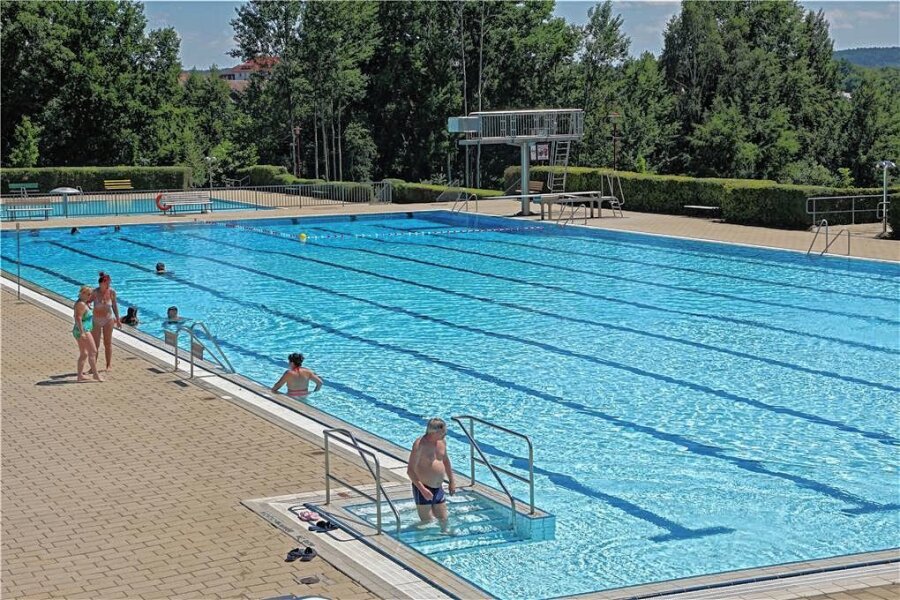 Nach Havarie: Warum das Freibad in Waldenburg trotzdem öffnet - Wenn das Wetter mitspielt, soll Ende Mai das Waldenburger Freibad öffnen.