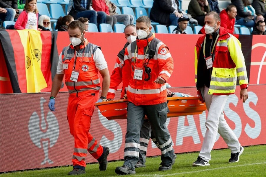 Nach Herzproblemen in Chemnitz: Englische Linienrichterin nicht mehr im Krankenhaus - Auf einer Trage musste die englische Linienrichterin am Dienstag aus dem Chemnitzer Stadion gebracht werden. Sie hatte über Herzprobleme geklagt, wurde im Krankenhaus untersucht. 