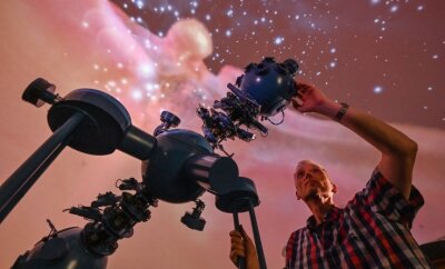 Nach Hilferuf: Erhalt des Schulplanetariums gesichert - Lehrer Thomas Weisbach war zuletzt der einzige Mitarbeiter des Planetariums. Jetzt kommen zwei neue Kollegen. 