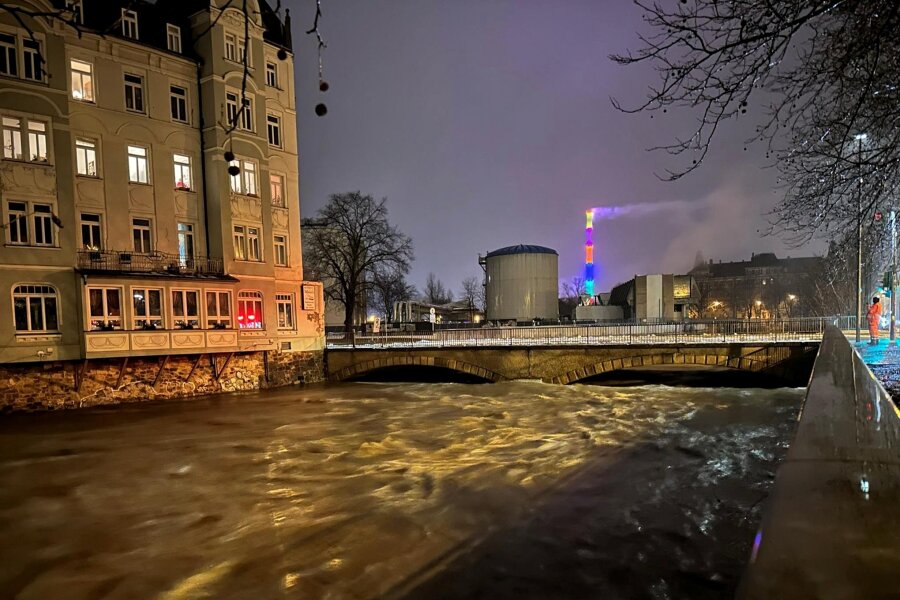 Nach Hochwasser in Chemnitz: Muss die Stadt besser über drohende Gefahren informieren? - Die Chemnitz an der Georgbrücke gegen 4 Uhr am frühen Morgen des 24. Dezember. Kurz zuvor hatten die Sirenen der Stadt das erste Mal Alarm gegeben.