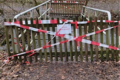 Nach Hochwasser: Was wird aus der kaputten Brücke in Niederwiesa? - Die Fußgängerbrücke über den Zapfenbach in Niederwiesa wurde wegen Hochwasserschäden gesperrt.