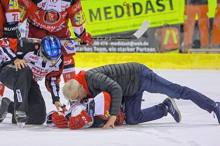Nach Horror-Check: Bluterguss zwingt Eispiraten-Routinier André Schietzold zur Pause - André Schietzold fällt mit einer Knieverletzung am Wochenende aus. 