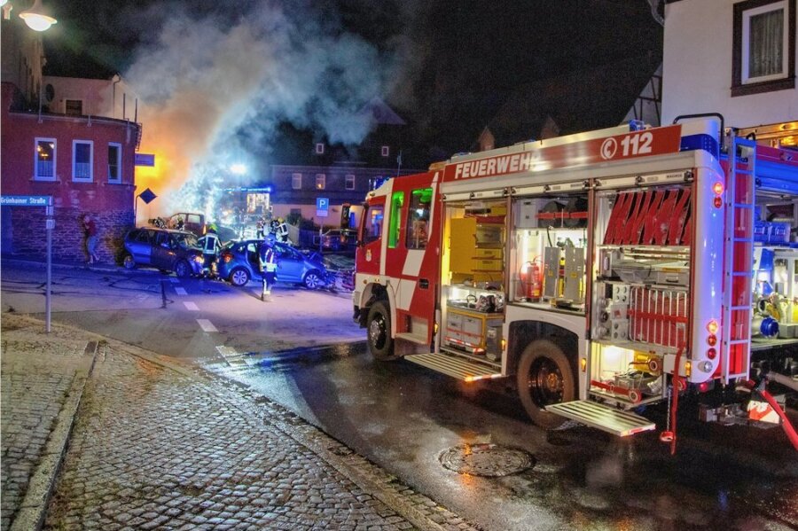 Nach Horrorunfall mit elf Verletzten in Bernsbach: Wenn Ersthelfer selbst Hilfe brauchen - Bei dem Verkehrsunfall in Bernsbach in der Nacht zum 7. August ist ein Pick-up in Flammen aufgegangen. Insgesamt elf Personen wurden verletzt. 
