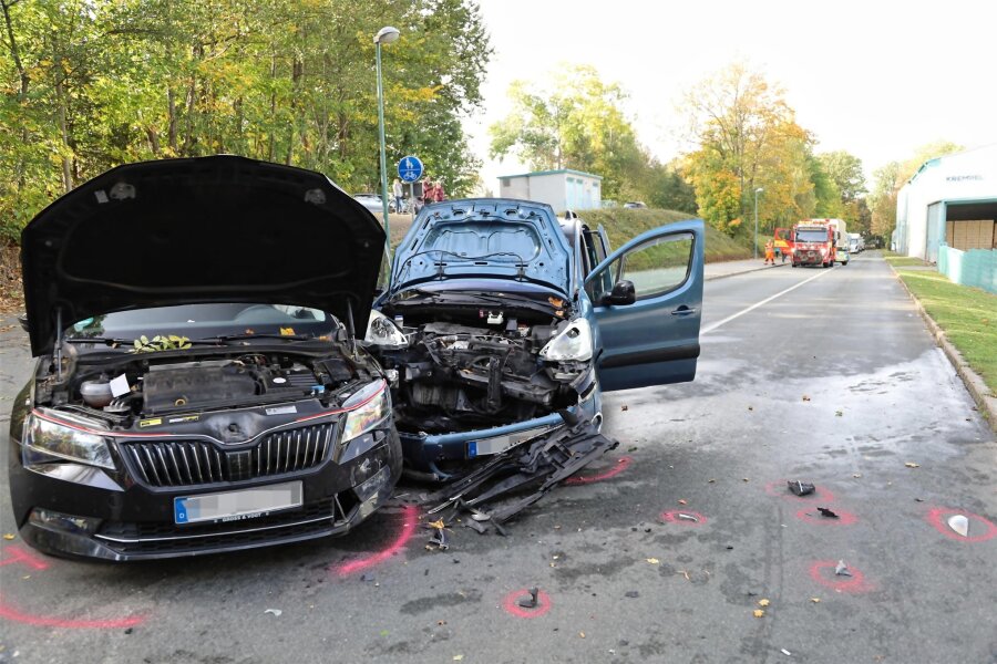 Nach Hubschrauber-Einsatz auf Autobahnzubringer im Erzgebirge: Polizei macht Angaben zu Unfallhergang - Ein schwerer Verkehrsunfall hat sich in Zwönitz ereignet. Dabei sind vier Personen verletzt worden.