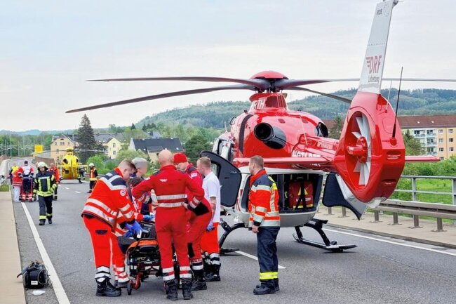 Nach Hubschraubereinsatz: Ist die Ortsumgehung Flöha ein Unfallschwerpunkt? - Rettungshubschrauber waren am Mittwoch bei einem Unfall bei Flöha im Einsatz. 