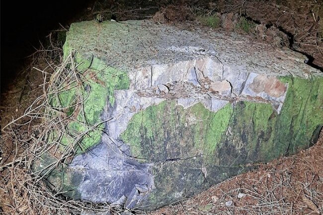 Nach illegalen Sprengungen im Hartmannsdorfer Forst ermittelt Kripo - Einer der Steine im Hartmannsdorfer Forst , von denen Stücke abgesprengt worden sind. 