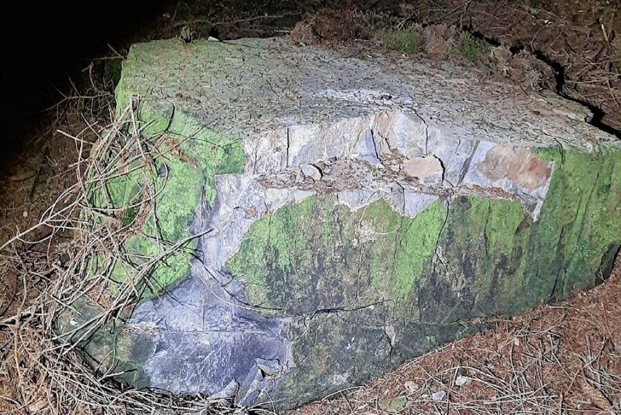 Nach illegalen Sprengungen im Hartmannsdorfer Forst ermittelt Kripo - Einer der Steine im Hartmannsdorfer Forst , von denen Stücke abgesprengt worden sind. 