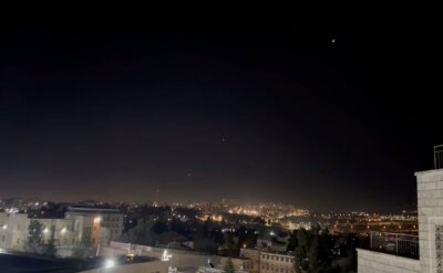 Nach Irans Großangriff: Schlägt Israel zurück? - Dieses Videostandbild zeigt, wie Abfangraketen über Jerusalem in den Himmel geschossen werden.
