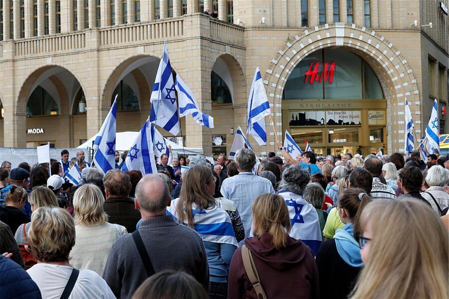 Nach Israel-Demo im Oktober in Chemnitz: Polizei ermittelt gegen junge Frau - Die Israel-Demo fand im Oktober vor der Galerie Roter Turm statt.