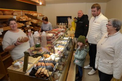 Nach jahrelangem Leerstand: Kunden geben sich in neuer Bäckerei-Verkaufsstelle in Neustadt die Klinke in die Hand - Die beiden Verkäuferinnen Silke Riedel (links) und Gabriele Petzold haben in Neustadt für jeden Kunden das passende Produkt.