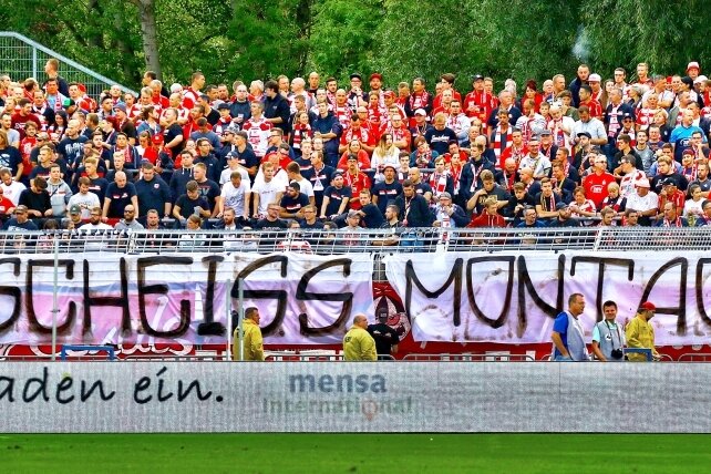 Die Fans des FSV Zwickau haben in der Vergangenheit immer wieder klar gegen die Montagabendspiele Stellung bezogen, hier beim Auswärtsspiel der Saison 2018/19 in Jena. Nun wurden die Proteste erhört. 