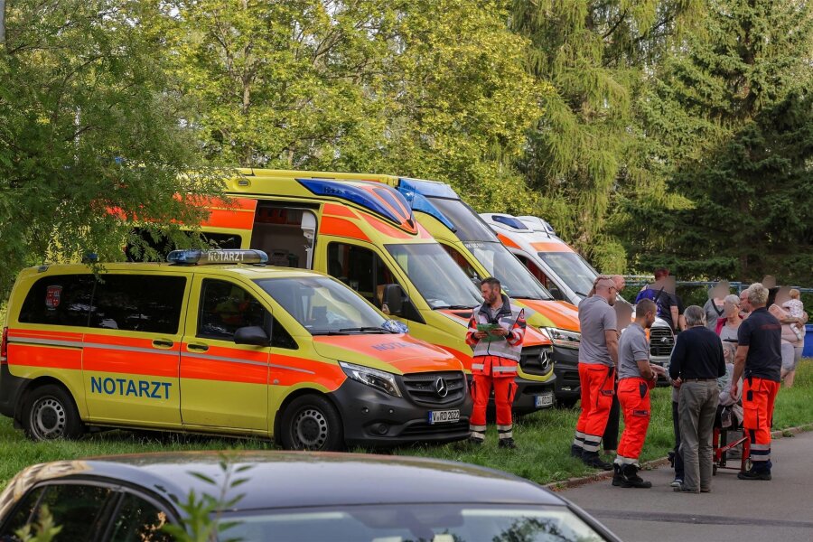 Nach Kellerbrand in Mülsen: Wo die zehn evakuierten Hausbewohner erst einmal unterkommen - Kräfte des Rettungsdienstes unterstützten die Evakuierung der Bewohner aus dem Hauseingang.