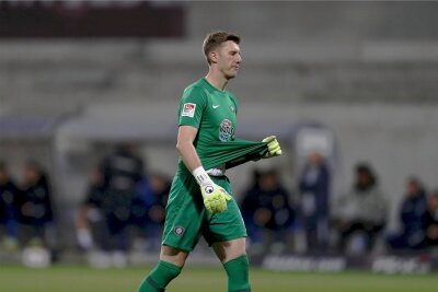 Nach Klatsche in Darmstadt: FC Erzgebirge Aue steigt aus der 2. Fußball-Bundesliga ab - Komplett bedient: Aues Keeper Philipp Klewin kassierte in Darmstadt sechs Gegentreffer.