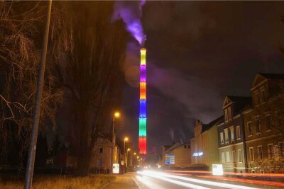 Nach Kohleausstieg: Wie lange kann die Chemnitzer Esse stehen bleiben? - Seit 2017 sorgen 168 LED-Lichter dafür, dass die Chemnitzer Esse nachts in sechs verschiedenen Farben leuchtet. 