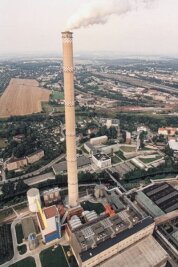 Nach Kohleausstieg: Wie lange kann die Chemnitzer Esse stehen bleiben? - So sah die Esse 1998 noch aus. Farblos und ohne bunte Beleuchtung. 