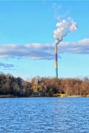 Nach Kohleausstieg: Wie lange kann die Chemnitzer Esse stehen bleiben? - Esse mit Rauch: Dieses Bild gibt es nur noch bis Ende des Jahre. 