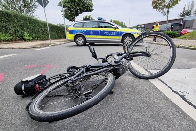 Nach Kollision mit Autofahrer in Reichenbach: Radfahrer schwer verletzt - Ein Radfahrer kam am Mittwoch in Reichenbach zu Fall. Er wurde von einem Renaultfahrer gerammt (Symbolfoto).