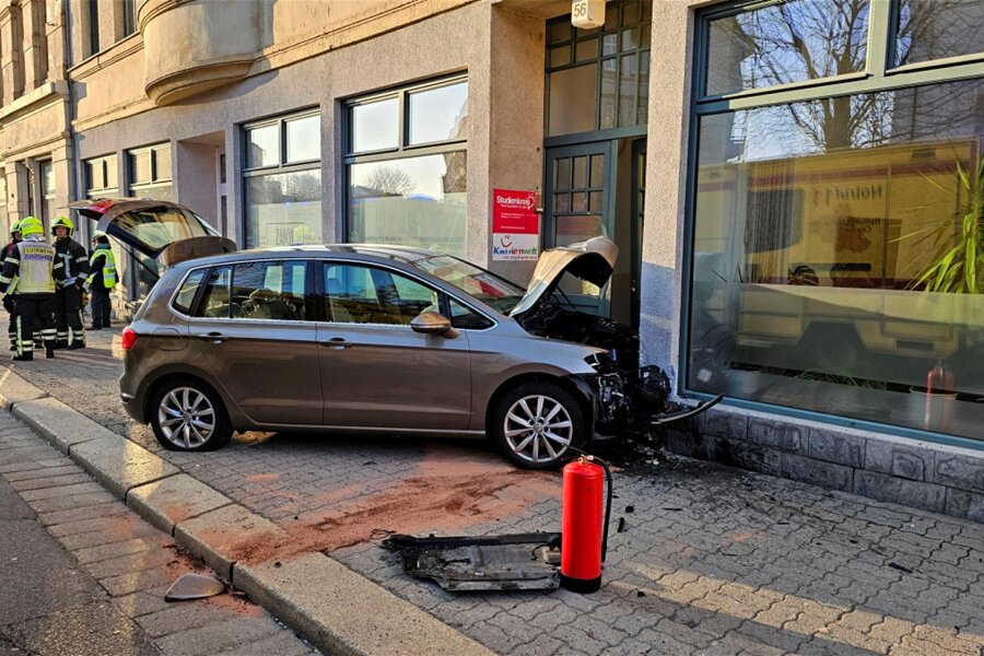 Nach Kollision mit Hauswand in Chemnitz: Fahrer stirbt im Krankenhaus - Das Auto landete direkt an Hauswand.