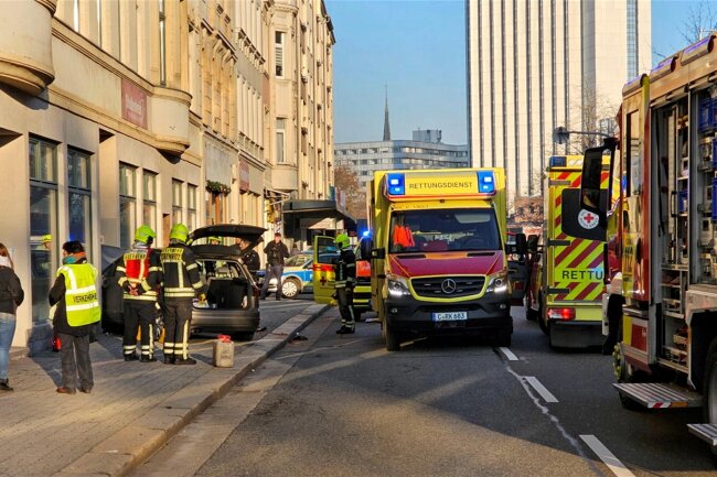 Nach Kollision Mit Hauswand In Chemnitz: Fahrer Stirbt Im Krankenhaus