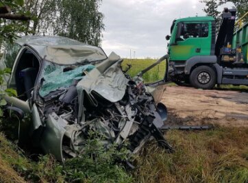 Nach Kollision mit Lkw in Zwickau: Renault-Fahrerin im Krankenhaus verstorben - Die Renault-Fahrerin, die am Dienstagabend mit einem Lkw im Zwickauer Ortsteil Hartmannsdorf zusammengestoßen war, ist im Krankenhaus ihren Verletzungen erlegen.