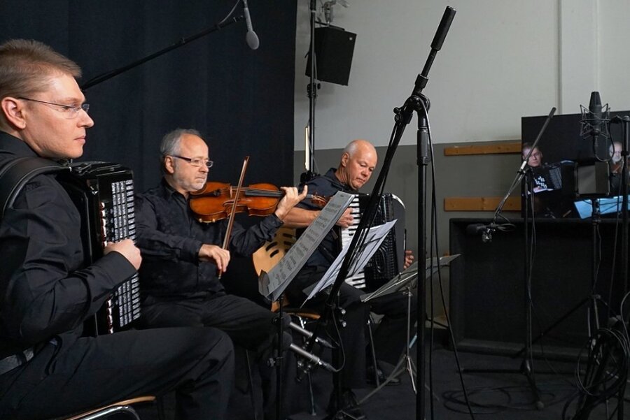Nach Konzertreihe im Internet: Musiker spielen in Klingenthal - Alex Batow, Peter Kostadinow und Bernd Zabel (von links) als Tango-Trio International bei Aufnahmen für denAuftritt bei der Online-Sendung "Weltmeister Wednesdays".