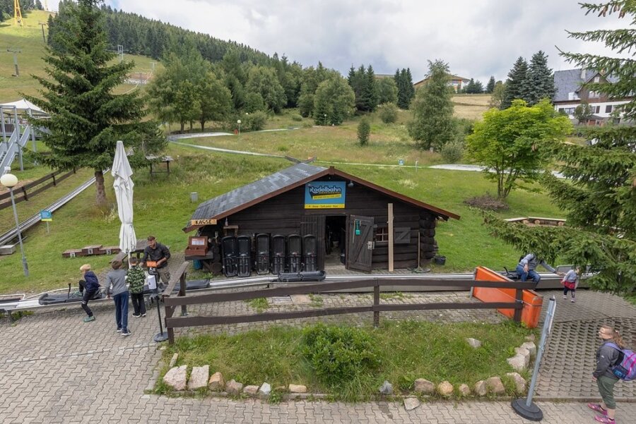 Nach Krebserkrankung: Oberwiesenthaler will in Tourismus am Fichtelberg investieren - Die Blockhütte, die als Funktionsgebäude der Sommerrodelbahn dient, wird erneuert und etwas vergrößert. Das passiert allerdings erst nach der Saison. 