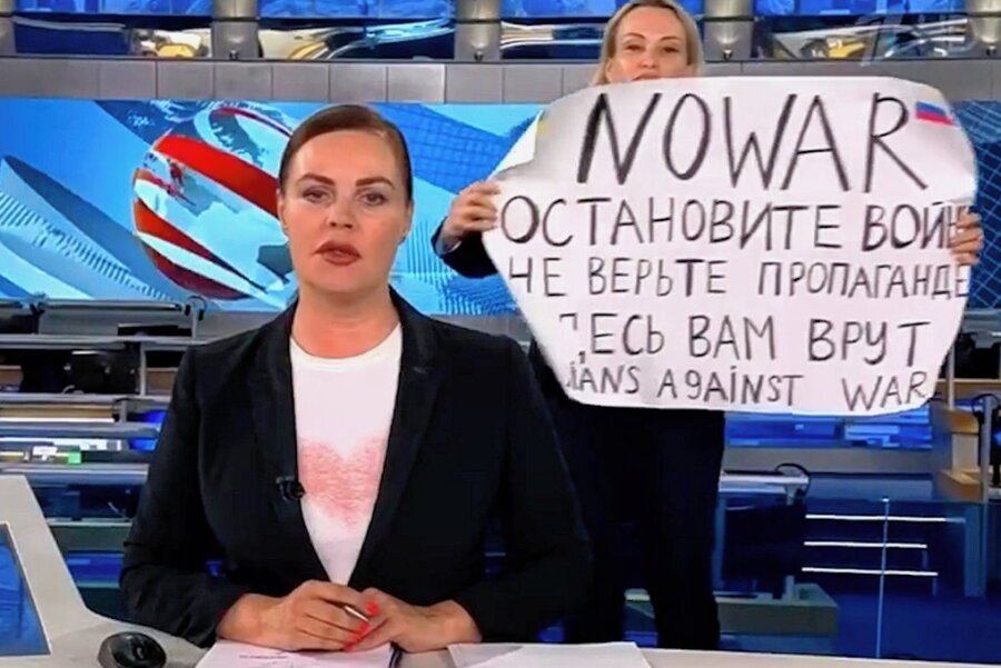 Nach Kriegsprotesten: Russische Ex-TV-Redakteurin Marina Owsjannikowa aus Moskau geflüchtet - Marina Owsjannikowa hielt am 14.März ein Schild mit der Aufschrift "Stoppt den Krieg - Glaubt der Propaganda nicht - Hier lügt man euch an" in die Kamera der russischen Hauptnachrichtensendung "Wremja". 
