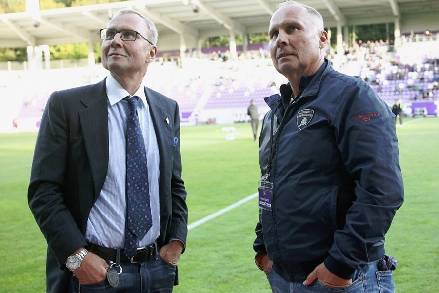 Uwe Leonhardt (links) ist derzeit stellvertretender Aufsichtsratsvorsitzender beim FC Erzgebirge Aue, sein Zwillingsbruder Helge Leonhardt der Vereinspräsident.