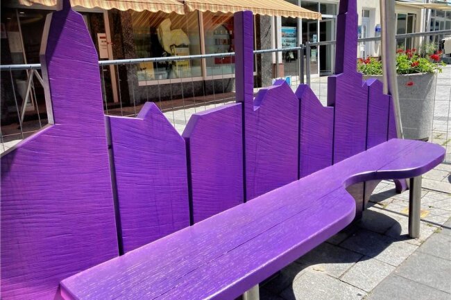 Nach Kritik: Lilafarbene Bank auf Altmarkt in Aue strahlt mit neuer Farbe - Die lilafarbene Bank auf dem Auer Altmarkt hat einen neuen Anstrich erhalten. 