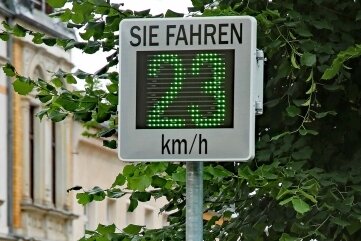 Nach Kritik Messgerät umgesetzt - Seit Donnerstag wird in der Gerhard-Weck-Straße dauerhaft die Geschwindigkeit gemessen. 