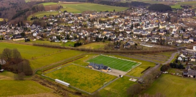 Der Sportkomplex in Pockau aus der Vogelperspektive. Dem FSV, aber auch allen anderen Vereinen im Stadtgebiet von Pockau-Lengefeld wird 2022 ein Zuschuss für die Kinder- und Jugendarbeit gezahlt. 