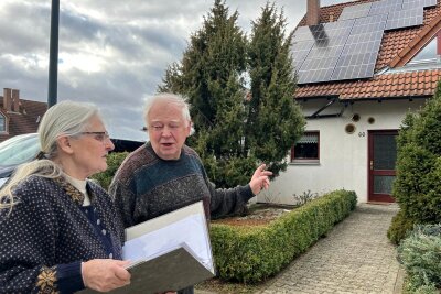 Nach Kritik von Werdauer Hausbesitzern: So reagiert die Solarfirma - Ulrike und Siegfried Engelmann vor ihrem Solardach, das in Kürze angeschlossen wird. Klimaschutz liegt beiden am Herzen. Die Mathematikerin und der Physiker nutzen bereits eine Solarthermieanlage.