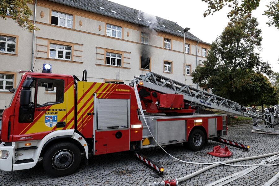 Nach Küchenbrand in Glauchau: Haus derzeit nicht bewohnbar - Der Rauch aus dem Küchenfenster zeigt es: In einem Mehrfamilienhaus an der Kantstraße hat es gebrannt.