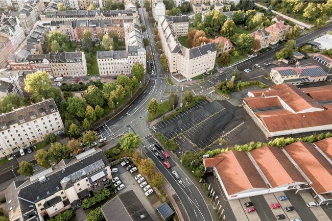 Nach langem Ringen: Edeka plant Neubau in Plauen - Im Bereich Reißiger/Lessing-/Martin-Luther-Straße soll nicht nur ein neuer Edeka-Markt entstehen, sondern auch ein neuer Kreisverkehr. Seit 2015 ist der frühere Einkaufsstandort (rechts im Bild) verwaist. 