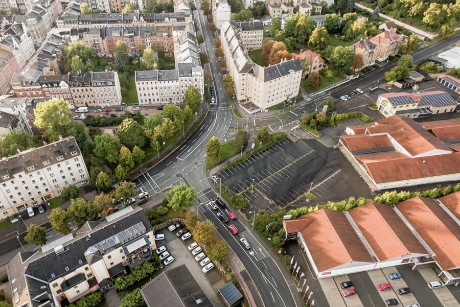 Nach langem Ringen: Edeka plant Neubau in Plauen - Im Bereich Reißiger/Lessing-/Martin-Luther-Straße soll nicht nur ein neuer Edeka-Markt entstehen, sondern auch ein neuer Kreisverkehr. Seit 2015 ist der frühere Einkaufsstandort (rechts im Bild) verwaist. 