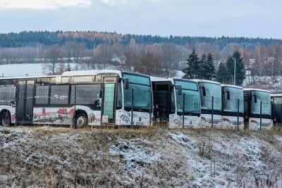Nach langem Tauziehen: Regionalbusverkehr im Vogtland wird rekommunalisiert - Weil der Konflikt um den Nahverkehr eskaliert war, blieben am Freitag fast alle Busse außerhalb Plauens in den Betriebshöfen, etwa in Rodewisch (Foto).
