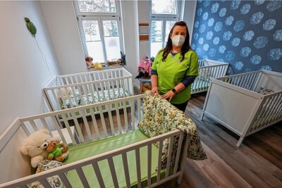 Nach langer Rettung: Ukrainische Waisenkinder finden in Chemnitz neue Heimat - Bereichsleiterin Kinderintensivpflege Susan Kubin im Zimmer, in dem die vier ukrainischen Waisenkinder leben. 