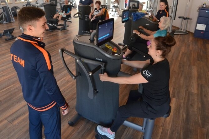 Nach langer Schließung: So läuft der Neustart in Fitnessstudios - Freude auch in Falkenstein. Niclas Kubitz vom Injoy-Trainerteam gibt Yvonne Blei und den anderen Frauen Tipps. 