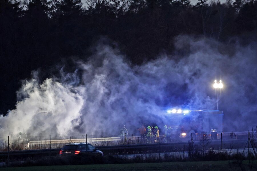 Nach lautem Knall im Motorraum: BMW steht in Flammen und A4 bei Glauchau rund 30 Minuten voll gesperrt - Durch den Brand eines Pkw war die A4 bei Glauchau voll gesperrt.