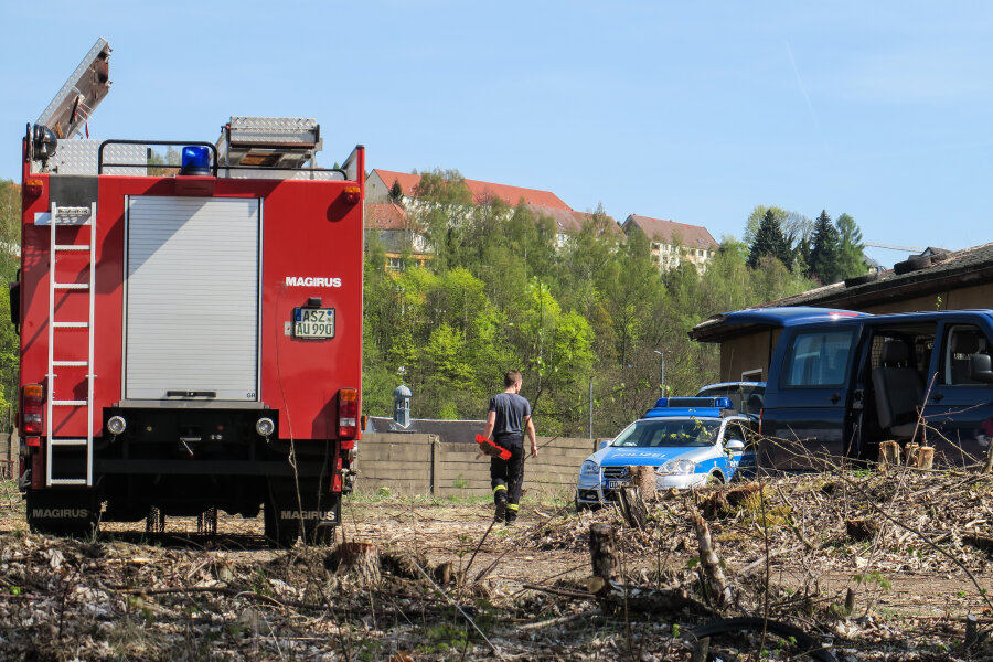 Nach Leichenfund in Aue: Polizei durchsucht erneut das Bahngelände - Am Freitag haben Ermittler der Kriminalpolizei auf dem Gelände des alten Güterbahnhofes in Aue nach Spuren gesucht. Auch ein Fahrzeug der Feuerwehr war vor Ort.