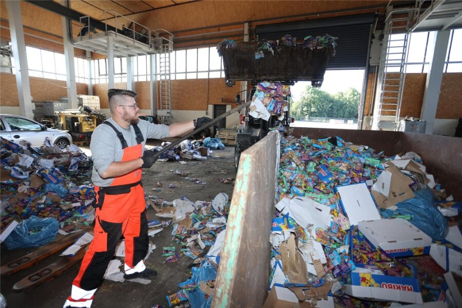 Nach Lkw-Unfall in Meerane: Gummibärchen landen auf dem Müll - Sascha Kalwis, Chef des gleichnamigen Abschleppdienstes in Zwickau, muss mit seinen Kollegen die Gummibärchen wegwerfen.