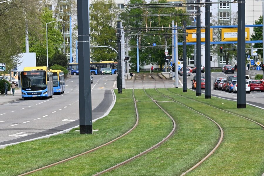 Nach mehr als einem Jahr Zwangspause: Chemnitzer Straßenbahn-Linie 1 geht wieder in Betrieb - Noch fahren auf der Zwickauer Straße in Chemnitz die Busse des Schienenersatzverkehrs. Ab 1. Mai sollen auf den frisch verlegten und nunmehr begrünten Gleise wieder Bahnen der Linie 1 unterwegs sein.