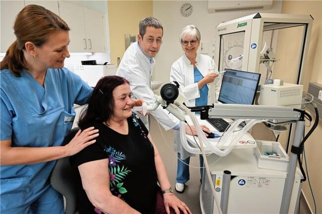 Nach mehreren Tagen akuter Lebensgefahr: Wie eine Patientin nach künstlicher Beatmung zurück ins Leben findet - Sie gehören zum Team des Klinikums, das Elfi Hatheuer (2. von links) bei der Überwindung ihrer Erkrankung geholfen hat: Atmungstherapeutin Ines Bergelt (links) sowie Chefarzt Professor Stefan Hammerschmidt und die Leitende Oberärztin Ute Achtzehn von der Klinik für Innere Medizin IV. 