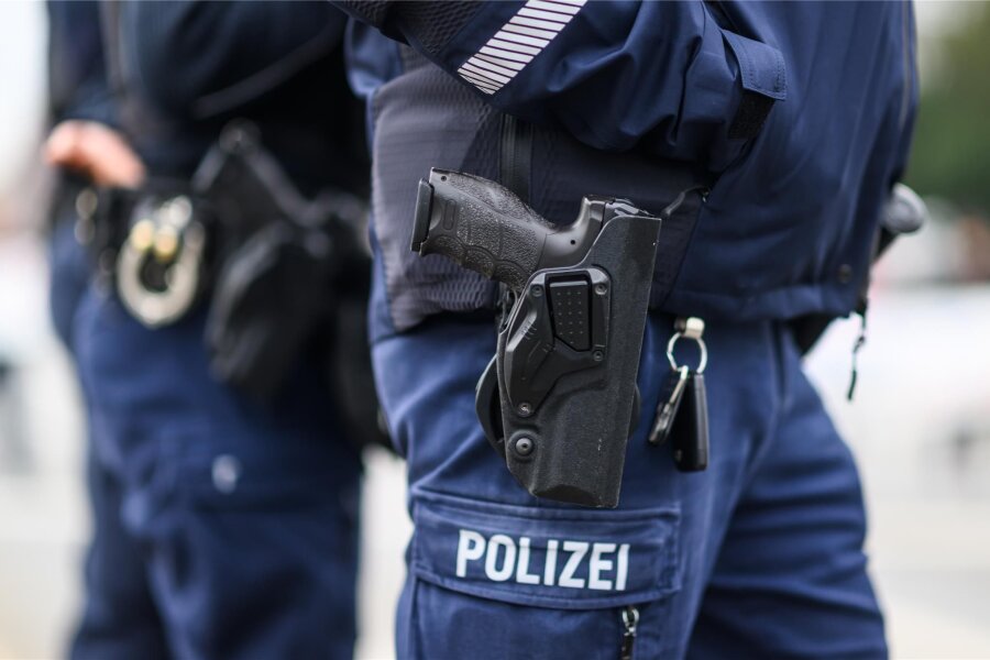 Nach Messer-Angriff auf Polizei in Dippoldiswalde: 24-Jähriger sitzt in U-Haft - Als ein bewaffneter Mann auf einen Beamten zurannte, zog dieser die Waffe.