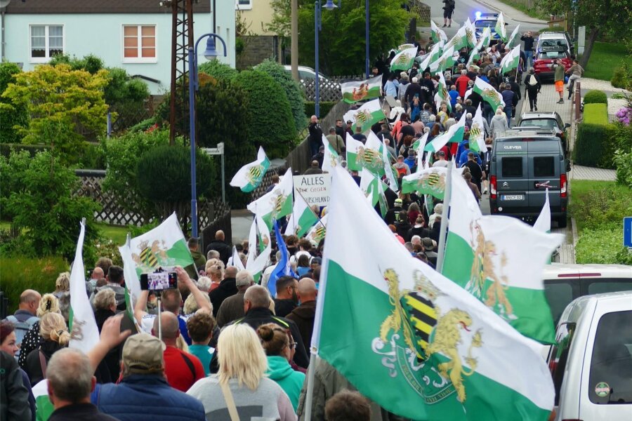 Nach Messerattacke in Gelenau: Rund 370 Menschen folgen Aufruf der rechtsextremen Freien Sachsen - Rund 370 Menschen haben am Dienstag in Gelenau unter den Fahnen der rechtsextremen Partei Freie Sachsen demonstriert.