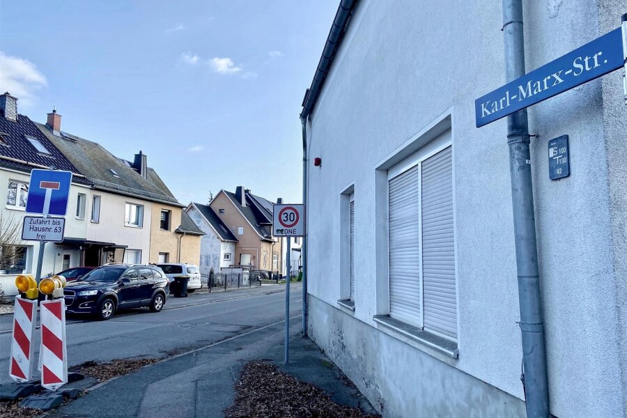 Nach Messerstichen in Zwickau-Auerbach: 53-Jährige auf dem Weg der Besserung - Die Karl-Marx-Straße in Auerbach. In einem der dortigen Häuser ereignete sich die Bluttat.