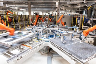 Nach Meyer Burger denkt jetzt auch Solarwatt aus Dresden über eine Werksschließung nach - Auch das Dresdner Unternehmen Solarwatt leidet unter der Billig-Konkurrenz aus Fernost. Foto: